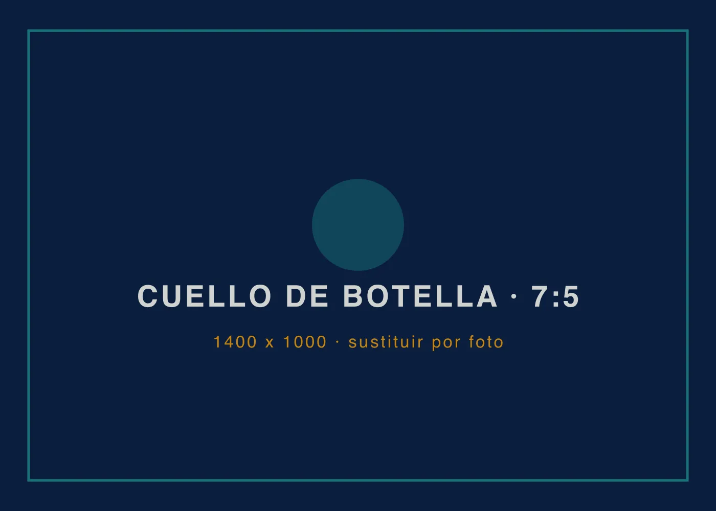 Escritorio de noche con el portátil encendido y una lista de tareas repetitivas a medio terminar